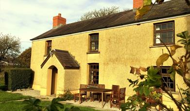 Llun o Rose Cottage sydd ar gael i'w rentu gan Great Lutton Farm.