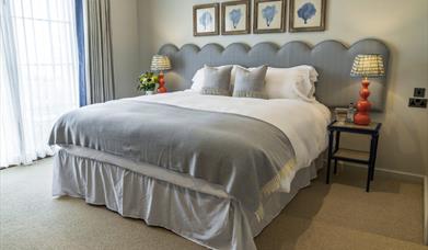 Gwely yn ystafell gwesty