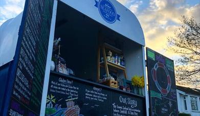 Llun o Gower Seafood Hut ar agor.