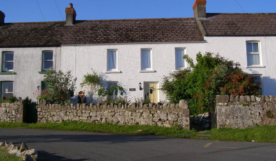 Llun o'r 3 eiddo sydd ar gael i'w rhentu o Gower Cottage.