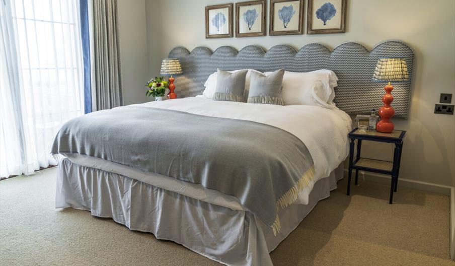 Gwely yn ystafell gwesty