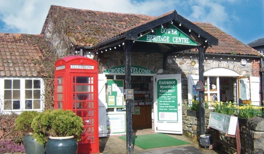 Llun o fynedfa flaen Canolfan Treftadaeth Gŵyr