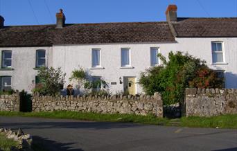 Llun o'r 3 eiddo sydd ar gael i'w rhentu o Gower Cottage.