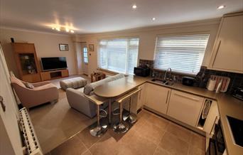 Sarlou Close dining and kitchen area