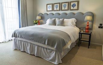 Gwely yn ystafell gwesty