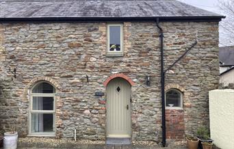 Llun o fwthyn Gower Country Cottages sydd ar gael i'w rentu.