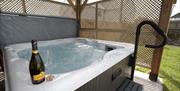 Croft Acre Holiday Cottages jacuzzi